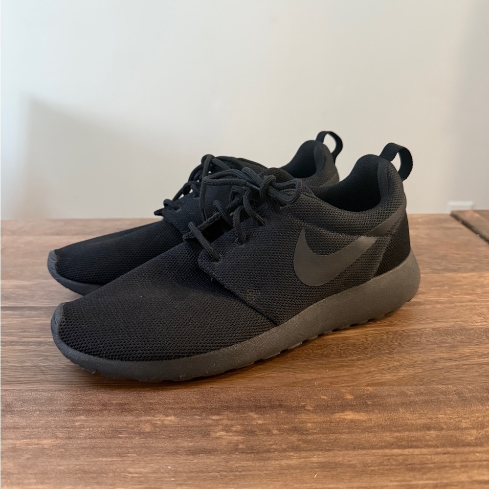 Nike Black Mesh Roshe Runs Sneakers